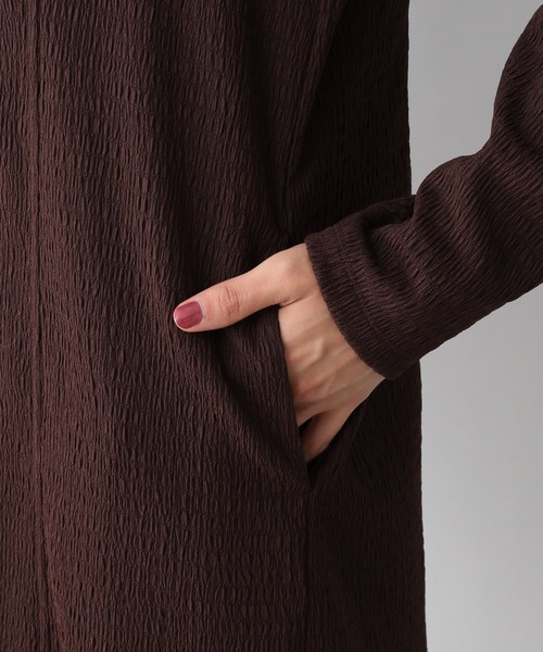 e/rm（イーアールエム）の「e/rm　テクスチャーパフ袖Vネックワンピース＿長袖　228658（ワンピース・レディース・ブラック/ブラウン/イエロー系その他3/ベージュ/ブラック系その他2/ライトブルー・FREE）」の20枚目の写真