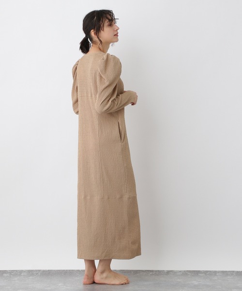 e/rm（イーアールエム）の「e/rm　テクスチャーパフ袖Vネックワンピース＿長袖　228658（ワンピース・レディース・ブラック/ブラウン/イエロー系その他3/ベージュ/ブラック系その他2/ライトブルー・FREE）」の12枚目の写真