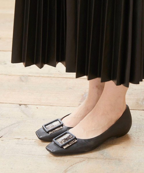 menue(メヌエ)の「アニマルバックル×スクエアトゥパンプス(パンプス・レディース・グレイッシュベージュ/ベージュ/ブラック/アイボリー・23.0cm/23.5cm/24.0cm/24.5cm/25.0cm/21.5cm/22.0cm/22.5cm/25.5cm)」の3枚目の写真