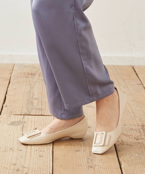 menue(メヌエ)の「アニマルバックル×スクエアトゥパンプス(パンプス・レディース・グレイッシュベージュ/ベージュ/ブラック/アイボリー・23.0cm/23.5cm/24.0cm/24.5cm/25.0cm/21.5cm/22.0cm/22.5cm/25.5cm)」の8枚目の写真