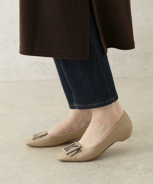 menue(メヌエ)の「アニマルバックル×スクエアトゥパンプス(パンプス・レディース・グレイッシュベージュ/ベージュ/ブラック/アイボリー・23.0cm/23.5cm/24.0cm/24.5cm/25.0cm/21.5cm/22.0cm/22.5cm/25.5cm)」の19枚目の写真