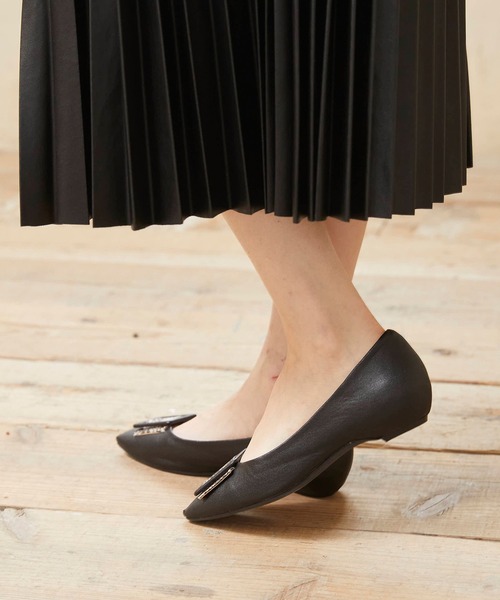 menue(メヌエ)の「アニマルバックル×スクエアトゥパンプス(パンプス・レディース・グレイッシュベージュ/ベージュ/ブラック/アイボリー・23.0cm/23.5cm/24.0cm/24.5cm/25.0cm/21.5cm/22.0cm/22.5cm/25.5cm)」の15枚目の写真