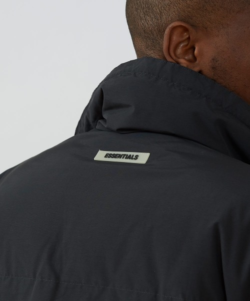 FOG ESSENTIALS（エフオージーエッセンシャルズ）の「【FEAR OF GOD ESSENTIALS】PUFFER JACKET（ダウンジャケット/コート・メンズ・ブラウン/クリーム/オリーブ/ブラック・SMALL/MEDIUM/LARGE）」の5枚目の写真