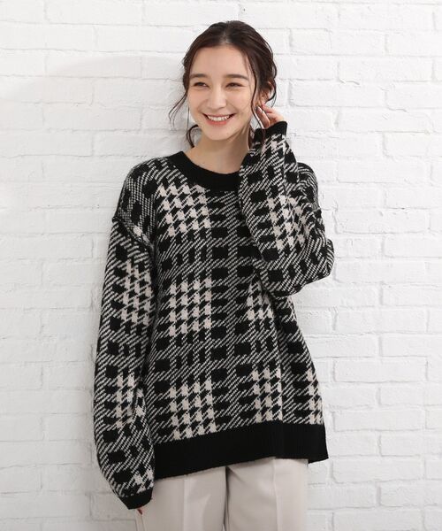 SHOO・LA・RUE（シューラルー）の「◆ふわふわ素材が可愛い！チェック柄ゆったりニット（ニット/セーター・レディース・ホワイト系その他2/サックスブルー系1/ブラック系1・00）」の2枚目の写真