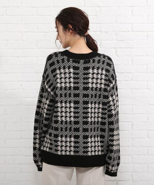 SHOO・LA・RUE（シューラルー）の「◆ふわふわ素材が可愛い！チェック柄ゆったりニット（ニット/セーター・レディース・ホワイト系その他2/サックスブルー系1/ブラック系1・00）」の4枚目の写真