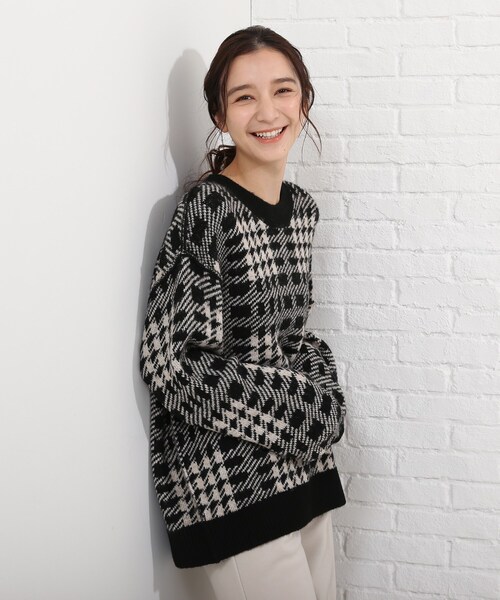 SHOO・LA・RUE（シューラルー）の「◆ふわふわ素材が可愛い！チェック柄ゆったりニット（ニット/セーター・レディース・ホワイト系その他2/サックスブルー系1/ブラック系1・00）」の14枚目の写真