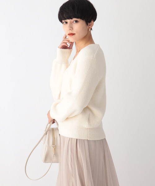 AG by aquagirl(エージーバイアクアガール)の「◆ミニナイロンフェザーVネックニット【WEB限定サイズ】(ニット/セーター・レディース・オフホワイト/ブラウン系/ダークグリーン/グレー・40/38/36)」の2枚目の写真