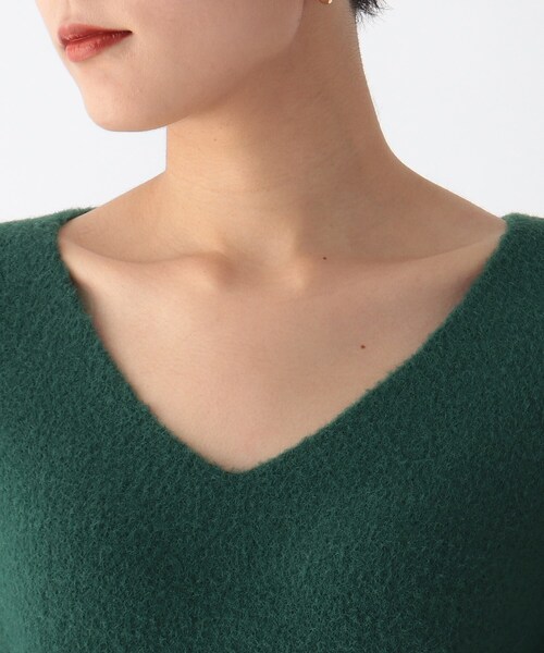 AG by aquagirl(エージーバイアクアガール)の「◆ミニナイロンフェザーVネックニット【WEB限定サイズ】(ニット/セーター・レディース・オフホワイト/ブラウン系/ダークグリーン/グレー・40/38/36)」の5枚目の写真