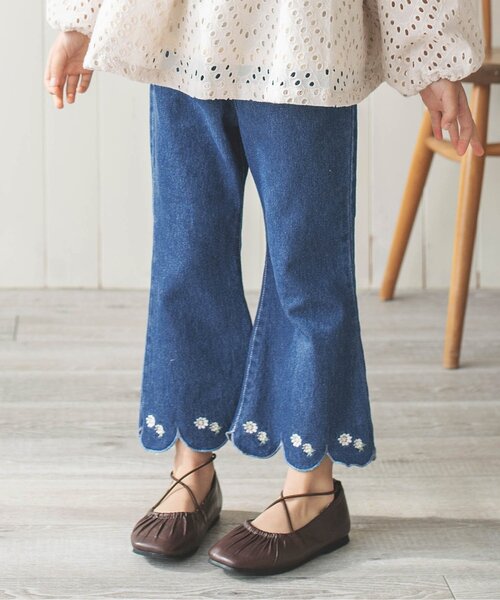 apres les cours（アプレレクール）の「WEB限定 裾刺繍スカラップデニムパンツ（デニムパンツ・キッズ・ネイビー/ブルー・90/100/110/120/130/140）」の2枚目の写真