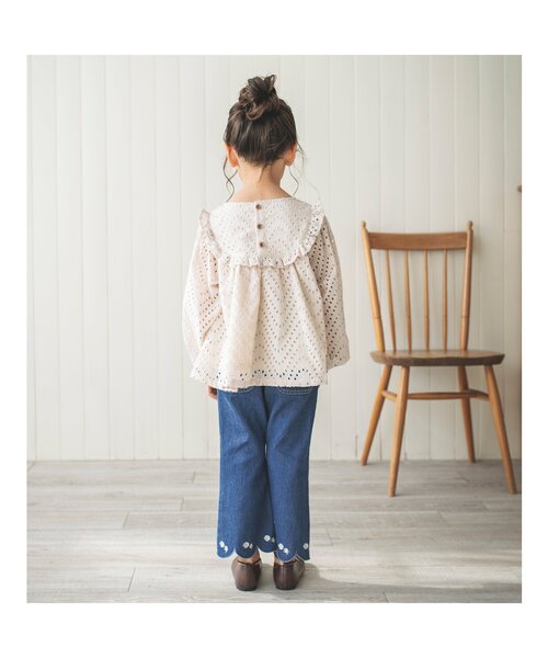 apres les cours（アプレレクール）の「WEB限定 裾刺繍スカラップデニムパンツ（デニムパンツ・キッズ・ネイビー/ブルー・90/100/110/120/130/140）」の4枚目の写真