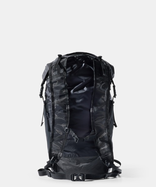 Matador（マタドール）の「Matador/マタドール Freerain22 Waterproof Packable Backpack/フリーレイン22（バックパック/リュック・メンズ・ブラック・FREE）」の4枚目の写真