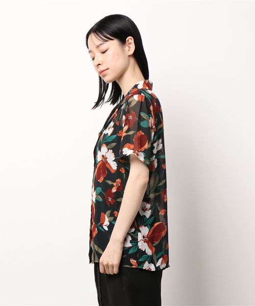 SpRay（スプレイ）の「花柄オープンカラーシャツ（シャツ/ブラウス・レディース・ブラック/オフホワイト/ブルー・FREE）」の4枚目の写真