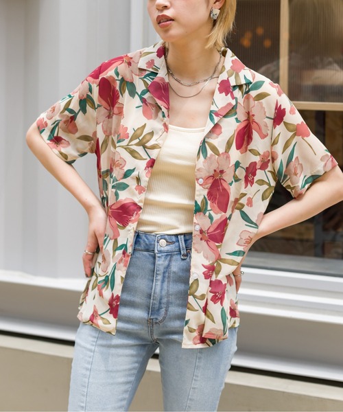 SpRay（スプレイ）の「花柄オープンカラーシャツ（シャツ/ブラウス・レディース・ブラック/オフホワイト/ブルー・FREE）」の2枚目の写真