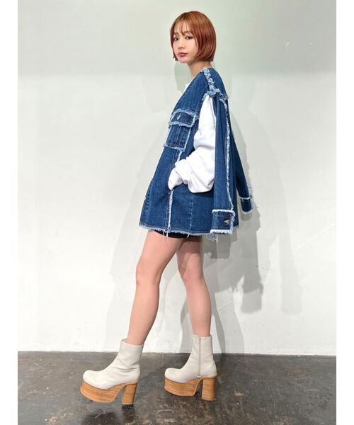 EMODA(エモダ)の「カットオフフリンジオーバーデニムジャケット(デニムジャケット・レディース・ブラック/ブルー・FREE)」の4枚目の写真