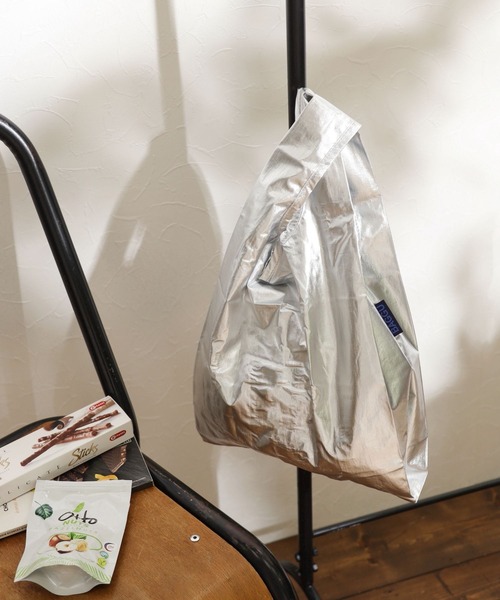 BAYFLOW（ベイフロー）の「【BAGGU(バグゥ)】メタリック BABY 22（エコバッグ/サブバッグ・レディース・シルバーグレー/ベビーピンク/イエロー/ブラック・0）」の3枚目の写真