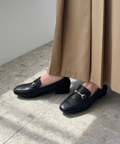 跳べるパンプス ／ ふかふか 通勤靴 スクエアトゥ ビットモチーフ