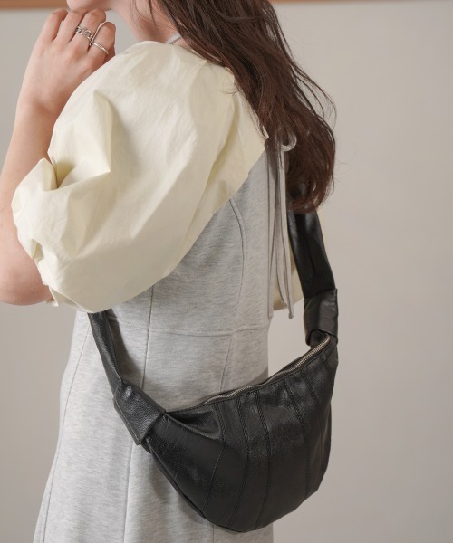 Bab（バブ）の「クロワッサンショルダーバッグ（ショルダーバッグ・レディース・ブラック/アイボリー・ONESIZE）」の2枚目の写真