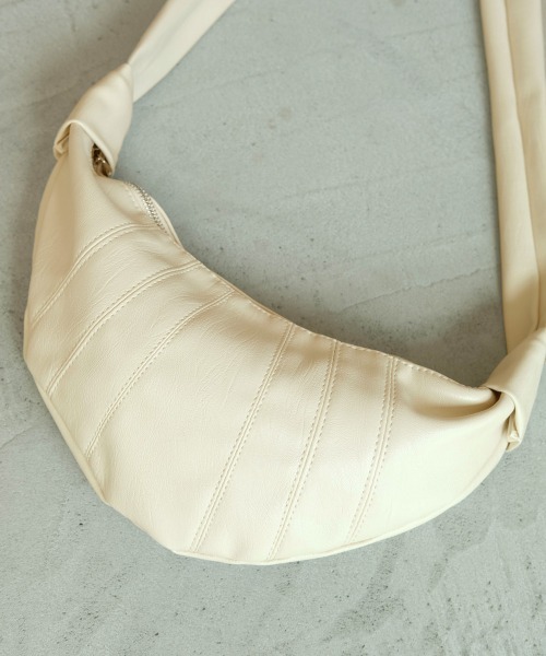 Bab（バブ）の「クロワッサンショルダーバッグ（ショルダーバッグ・レディース・ブラック/アイボリー・ONESIZE）」の4枚目の写真