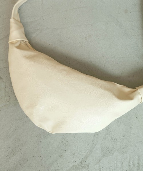 Bab（バブ）の「クロワッサンショルダーバッグ（ショルダーバッグ・レディース・ブラック/アイボリー・ONESIZE）」の5枚目の写真