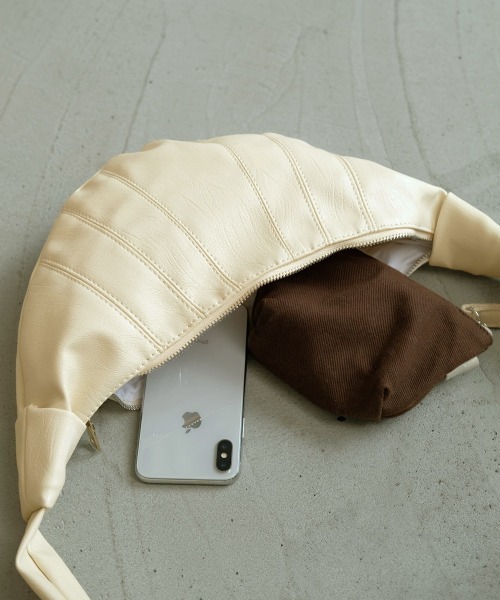 Bab（バブ）の「クロワッサンショルダーバッグ（ショルダーバッグ・レディース・ブラック/アイボリー・ONESIZE）」の6枚目の写真