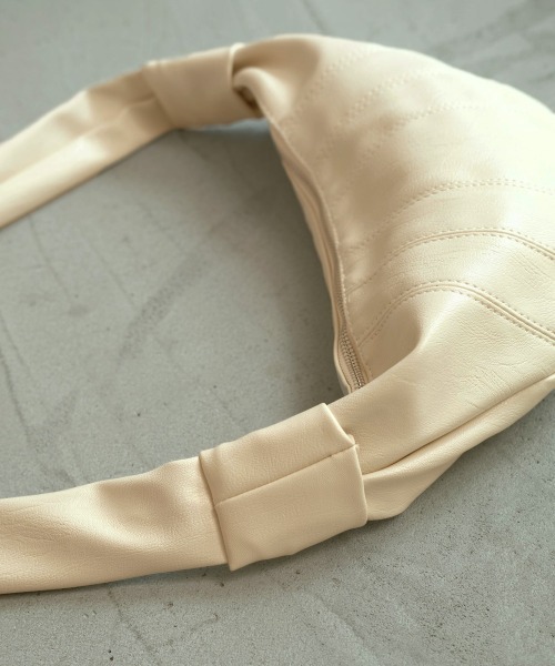 Bab（バブ）の「クロワッサンショルダーバッグ（ショルダーバッグ・レディース・ブラック/アイボリー・ONESIZE）」の8枚目の写真