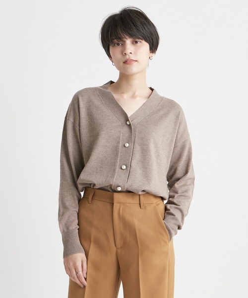INED CLARO（イネドクラロ）の「パールボタンVネックカーディガン