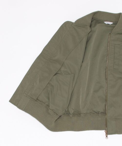 DouDou(ドゥドゥ)の「【WEB限定】ボリュームスリーブMA-1(MA-1・レディース・ライトベージュ/カーキ・FREE)」の4枚目の写真