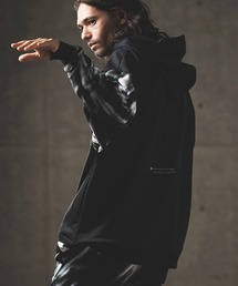 GLIMCLAP（グリムクラップ）の「mpa3031-One arm patterned fabric design hooded jersey パーカー（パーカー・メンズ）」