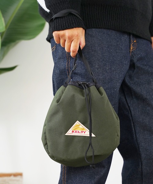 KELTY（ケルティ）の「KELTY/ケルティ REVERSIBLE KINCHAKU ショルダーバッグ 巾着バッグ（ショルダーバッグ・メンズ・オリーブ/タン/ブラウン/ブラック/セージグリーン・FREE）」の4枚目の写真