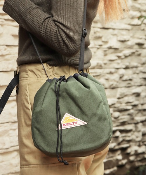 KELTY（ケルティ）の「KELTY/ケルティ REVERSIBLE KINCHAKU ショルダーバッグ 巾着バッグ（ショルダーバッグ・メンズ・オリーブ/タン/ブラウン/ブラック/セージグリーン・FREE）」の17枚目の写真