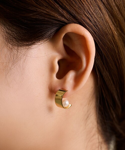 TOMORROWLAND (トゥモローランド)の「【別注】januka ハーフフープ パールピアス(ピアス(両耳用)・レディース・ホワイト系その他・FREE)」の5枚目の写真