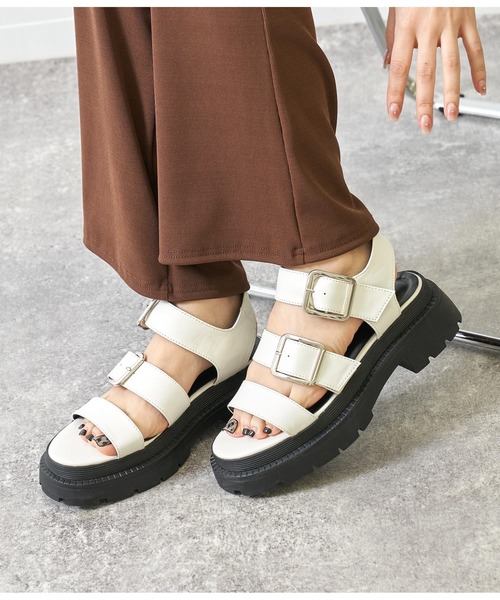 ANAP（アナップ）の「厚底シルバーバックルサンダル（サンダル・レディース・ブラック/ホワイト・M/L/S）」の2枚目の写真