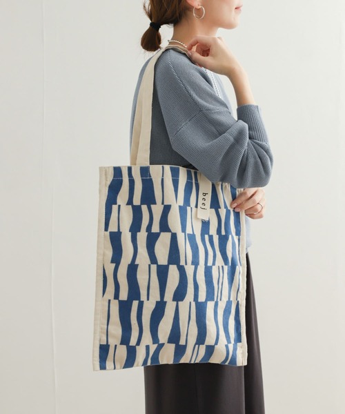 beej（ビージ）の「『別注』beej×DOORS　フロッキープリントトート（トートバッグ・レディース・ダークブラウン/ブルー・-）」の2枚目の写真