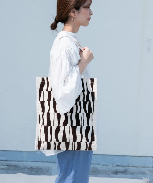 beej（ビージ）の「『別注』beej×DOORS　フロッキープリントトート（トートバッグ・レディース・ダークブラウン/ブルー・-）」の3枚目の写真