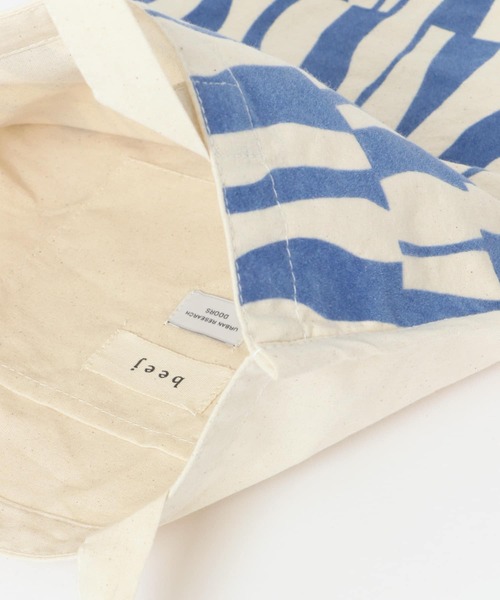 beej（ビージ）の「『別注』beej×DOORS　フロッキープリントトート（トートバッグ・レディース・ダークブラウン/ブルー・-）」の4枚目の写真