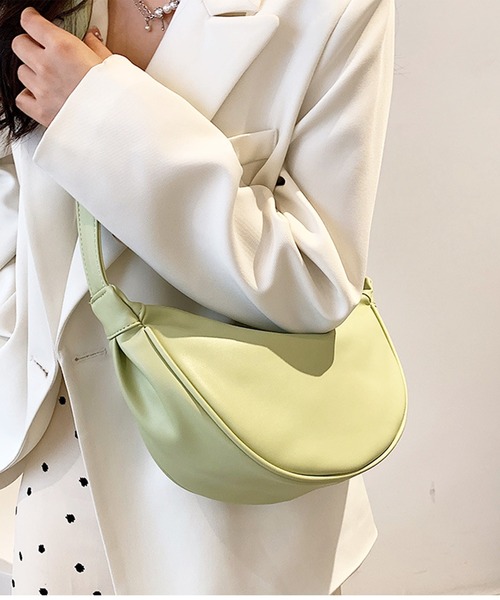 Amulet(アミュレット)の「2WAYハーフムーンバッグ(ショルダーバッグ・レディース・ブラック/イエロー/ホワイト/ライトグリーン/ブラウン・FREE)」の4枚目の写真