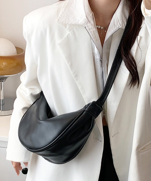 Amulet(アミュレット)の「2WAYハーフムーンバッグ(ショルダーバッグ・レディース・ブラック/イエロー/ホワイト/ライトグリーン/ブラウン・FREE)」の3枚目の写真