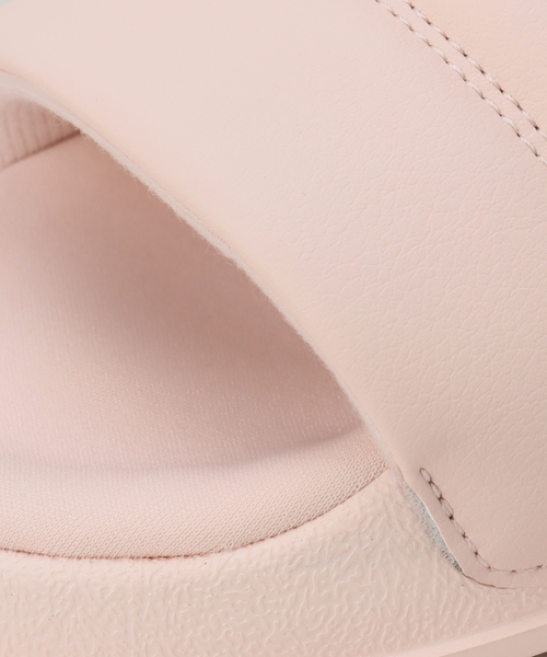 adidas（アディダス）の「【adidas/アディダス】 ADILETTE ESSENTIAL SANDALS W（サンダル・レディース・アイボリー・23.5cm/22.5cm/24.5cm）」の3枚目の写真