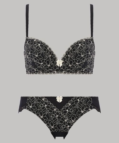Triumph（トリンプ）の「【WEB限定ブラ＆ショーツセット】すっきりスムースブラ【D,E,Fカップ】 WHU + Hikini 39 Y3 A1 RL1（ブラ&ショーツ・レディース・レッド/ブラック/ピンクベージュ/グレー/ピンク/ライトグリーン・E80/F70/F80/D80/D75/E85/E65/F75/E75/F85/E70/D70/D85/D65/F65）」の2枚目の写真