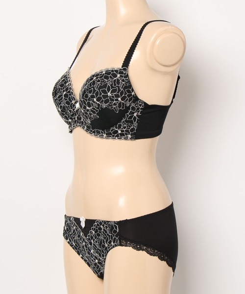 Triumph（トリンプ）の「【WEB限定ブラ＆ショーツセット】すっきりスムースブラ【D,E,Fカップ】 WHU + Hikini 39 Y3 A1 RL1（ブラ&ショーツ・レディース・レッド/ブラック/ピンクベージュ/グレー/ピンク/ライトグリーン・E80/F70/F80/D80/D75/E85/E65/F75/E75/F85/E70/D70/D85/D65/F65）」の17枚目の写真