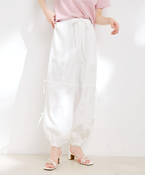 VIS(ビス)の「【洗える】サイドスリットリボンパンツ(カーゴパンツ・レディース・サックスブルー/ホワイト/クリーム・FREE)」の1枚目の写真