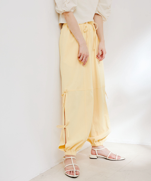 VIS(ビス)の「【洗える】サイドスリットリボンパンツ(カーゴパンツ・レディース・サックスブルー/ホワイト/クリーム・FREE)」の2枚目の写真