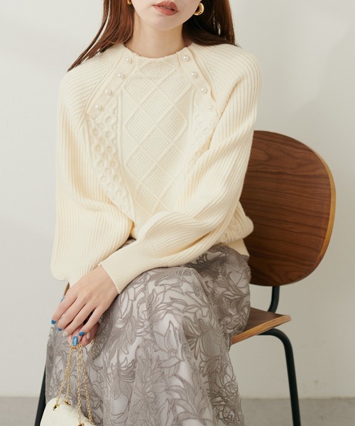 natural couture(ナチュラルクチュール)の「パール釦柄編みボトルネックニット(ニット/セーター・レディース・オフホワイト/ピンクベージュ/サックスブルー/ブラック・FREE)」の2枚目の写真