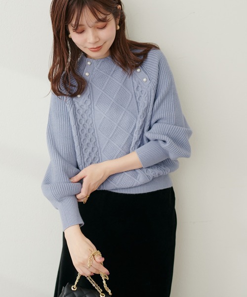 natural couture(ナチュラルクチュール)の「パール釦柄編みボトルネックニット(ニット/セーター・レディース・オフホワイト/ピンクベージュ/サックスブルー/ブラック・FREE)」の4枚目の写真