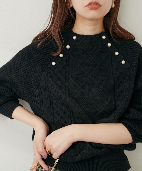 natural couture(ナチュラルクチュール)の「パール釦柄編みボトルネックニット(ニット/セーター・レディース・オフホワイト/ピンクベージュ/サックスブルー/ブラック・FREE)」の3枚目の写真