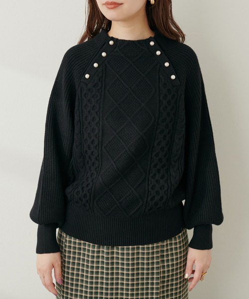 natural couture(ナチュラルクチュール)の「パール釦柄編みボトルネックニット(ニット/セーター・レディース・オフホワイト/ピンクベージュ/サックスブルー/ブラック・FREE)」の16枚目の写真