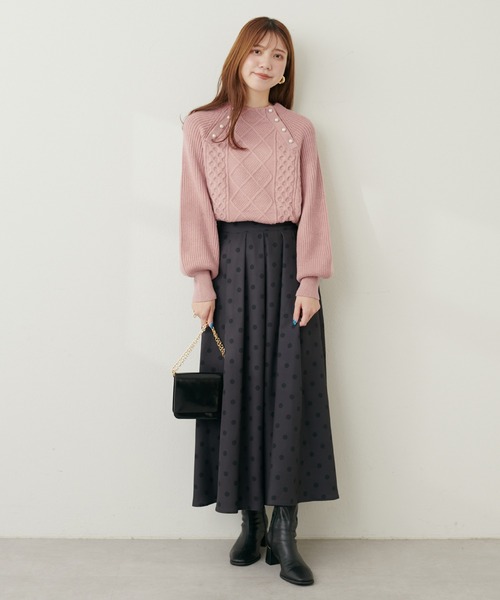 natural couture(ナチュラルクチュール)の「パール釦柄編みボトルネックニット(ニット/セーター・レディース・オフホワイト/ピンクベージュ/サックスブルー/ブラック・FREE)」の14枚目の写真