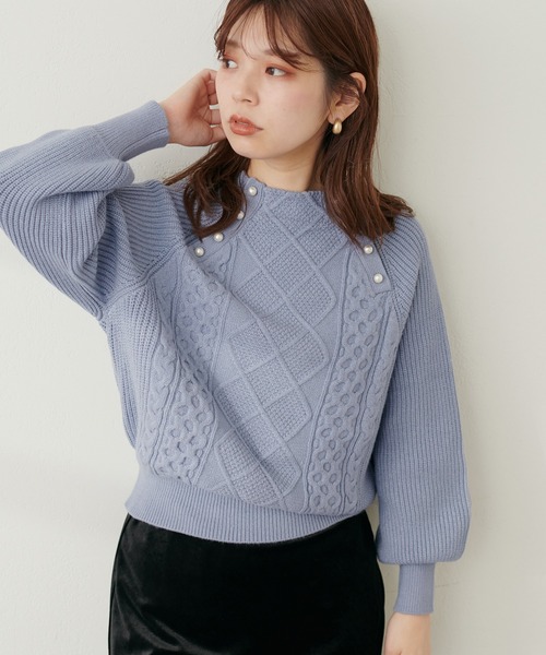 natural couture(ナチュラルクチュール)の「パール釦柄編みボトルネックニット(ニット/セーター・レディース・オフホワイト/ピンクベージュ/サックスブルー/ブラック・FREE)」の8枚目の写真