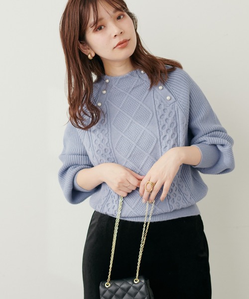 natural couture(ナチュラルクチュール)の「パール釦柄編みボトルネックニット(ニット/セーター・レディース・オフホワイト/ピンクベージュ/サックスブルー/ブラック・FREE)」の7枚目の写真