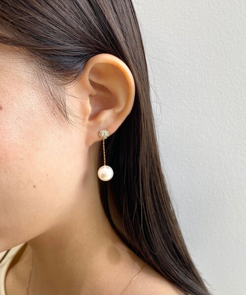 OPAQUE.CLIP(オペークドットクリップ)の「◆揺れるお花ビジュー×フェイクパールピアス(ピアス(両耳用)・レディース・ゴールド・00)」の2枚目の写真